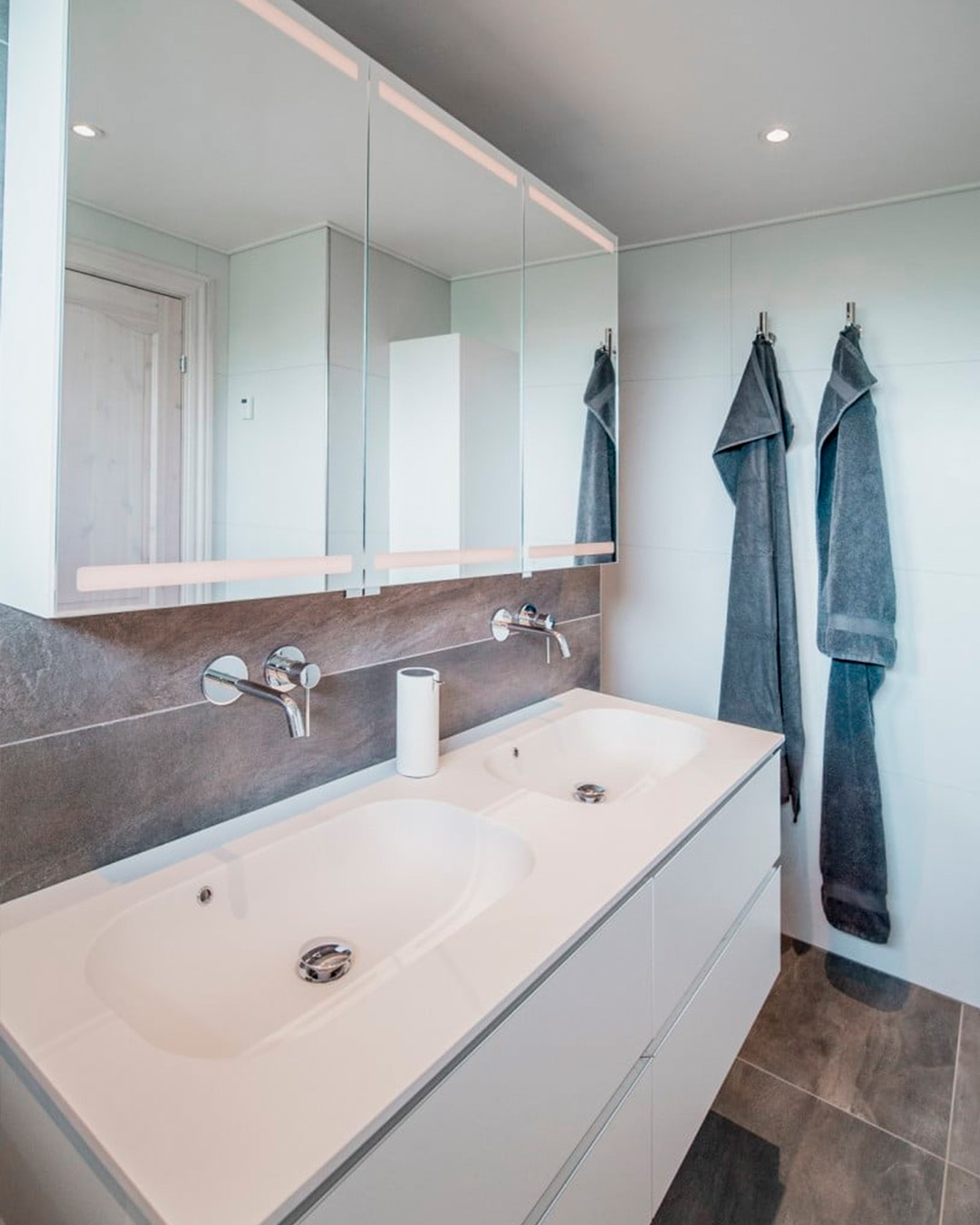 Et åbent badeværelse med walk-in shower